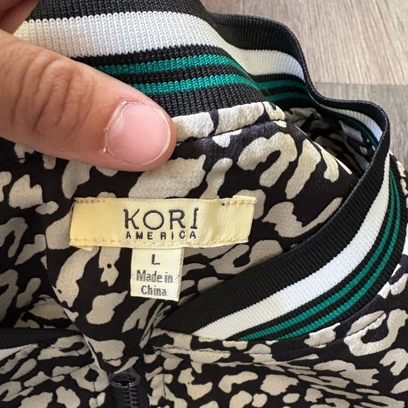 Kori America Women’s Leopard Zip-Up Shirt (Large) - Picture 4 of 8